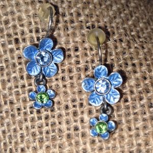 Vintage Avon lovely blue flowers earrings